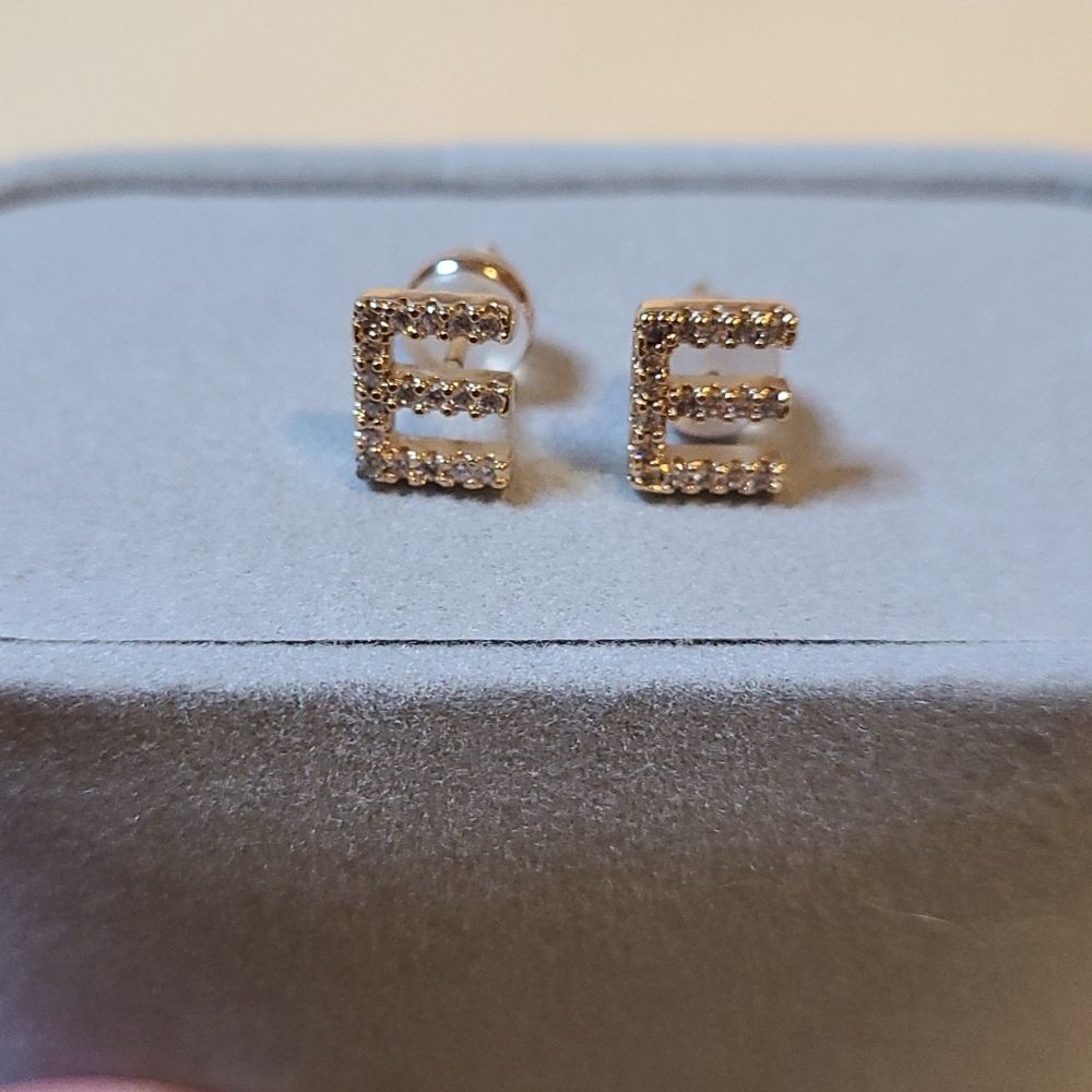 Monooc "E" letter earings. Gold plated.